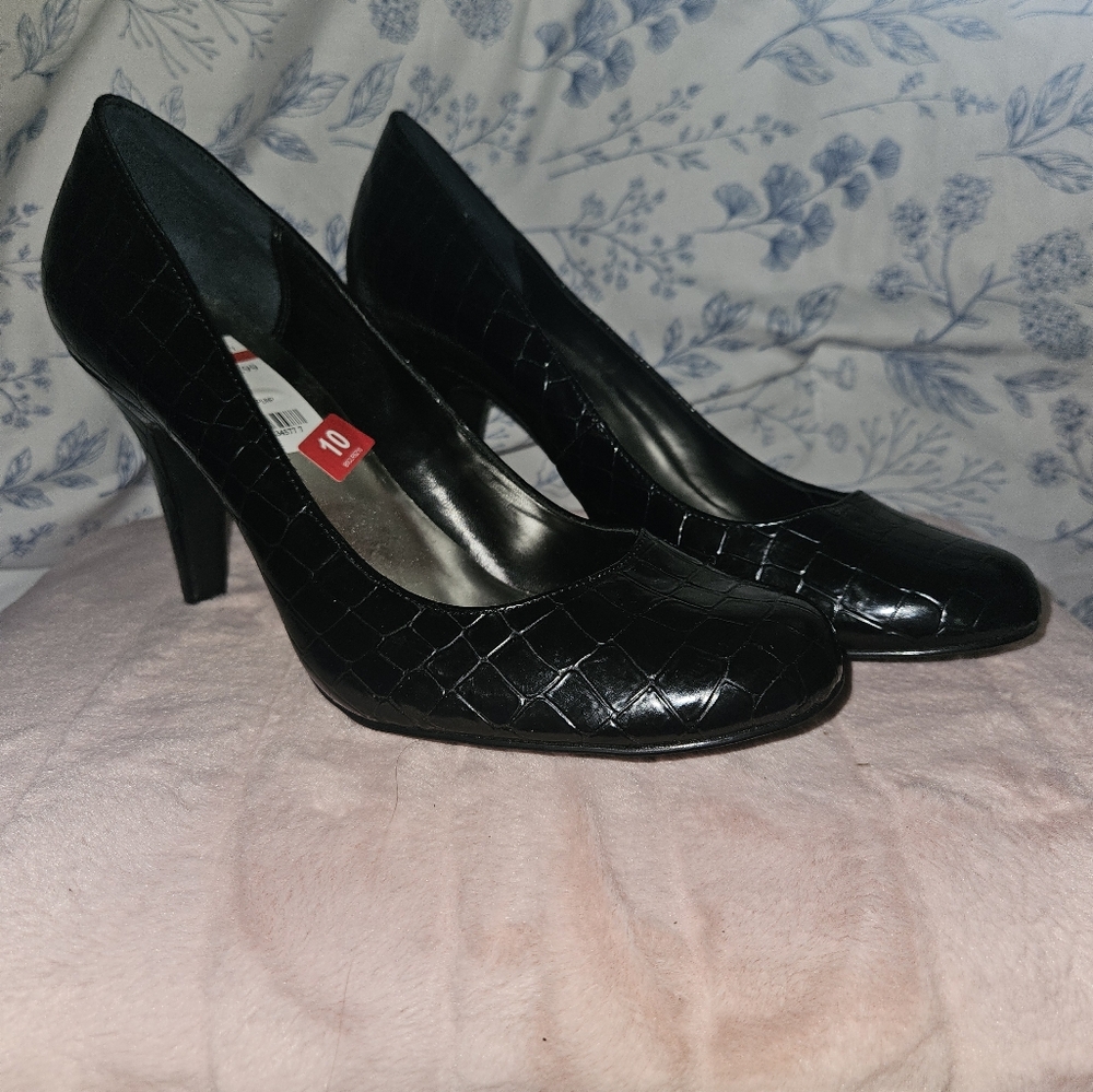 Elegant Black Crocodile Pattern Heels